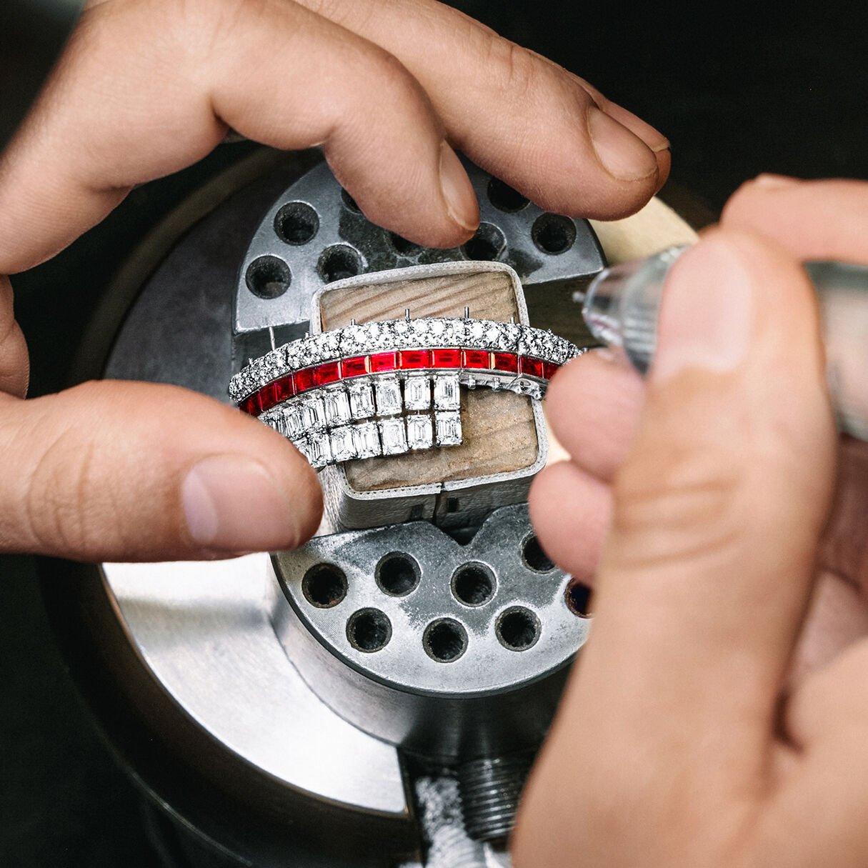 マスターピースの誕生：ルビー&ダイヤモンド ハイジュエリーバングル